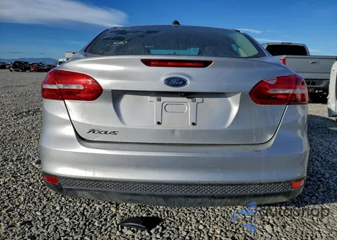 2018 Ford Focus S z USA, uszkodzony, nr VIN 1FADP3E27JL271619